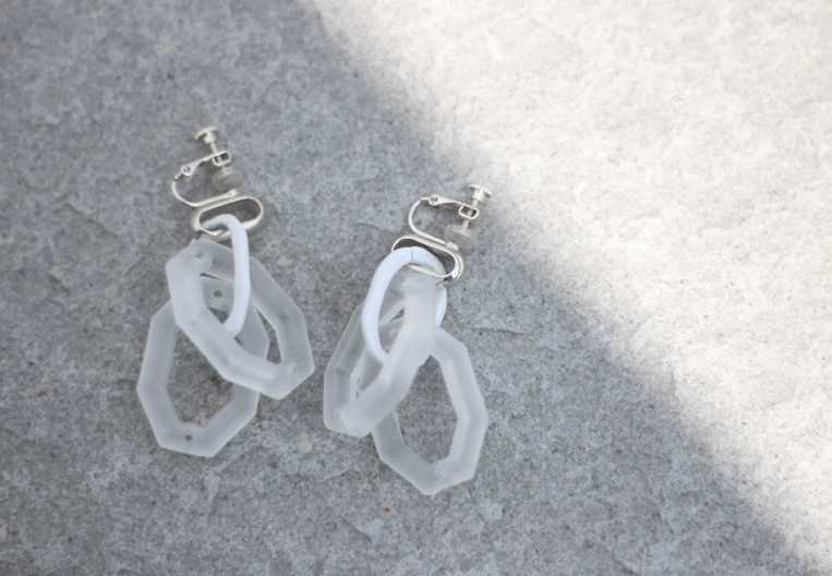 Frosted acrylic chain Pierce
