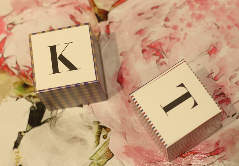 イニシャルKとTが刺繍されたのハンカチ