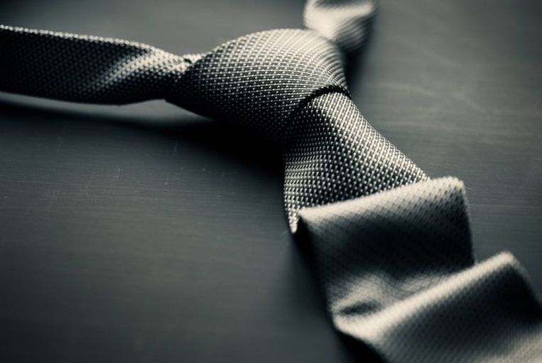 テーブルに置かれたグレーのネクタイ