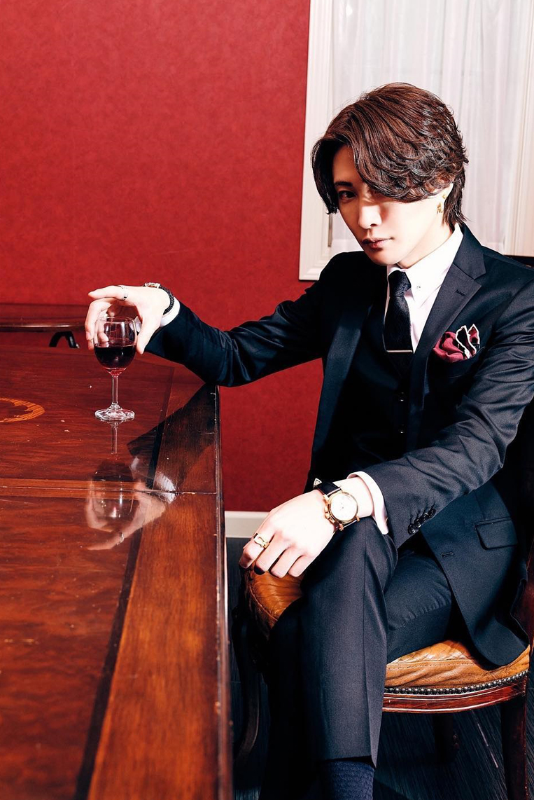 スーツ赤ワイン柄