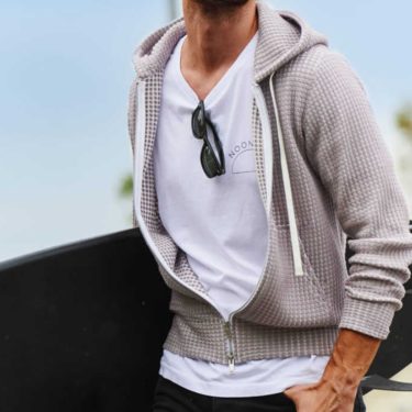 40代メンズのパーカーはダサい？大人が選ぶべきデザインと着こなし術